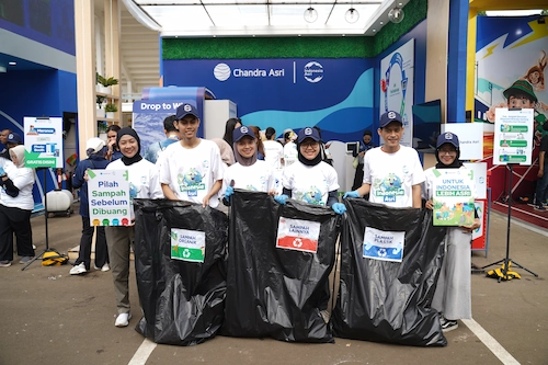 Warga Asri yang sedang memegang kantung sampah untuk memungut sampah