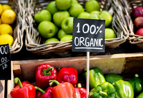 Produk pertanian organik segar di supermarket