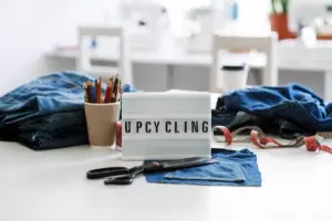 Penerapan konsep upcycle menggunakan celana jeans bekas