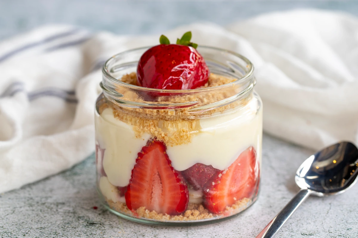 kue cheese cake and strawberry in jar homemade untuk hadiah ramah lingkungan
