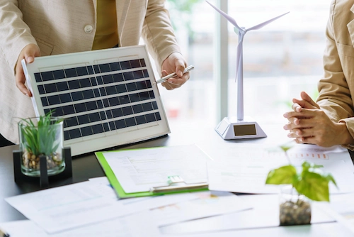 Para pelaku bisnis energi ramah lingkungan mengadakan rapat di kantor yang mengusung konsep green office