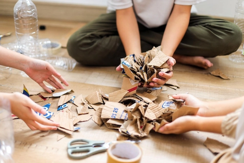 Penerapan konsep upcycle menggunakan kardus bekas