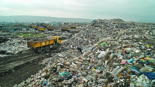 Tumpukan berbagai macam sampah di lokasi tempat pembuangan sampah
