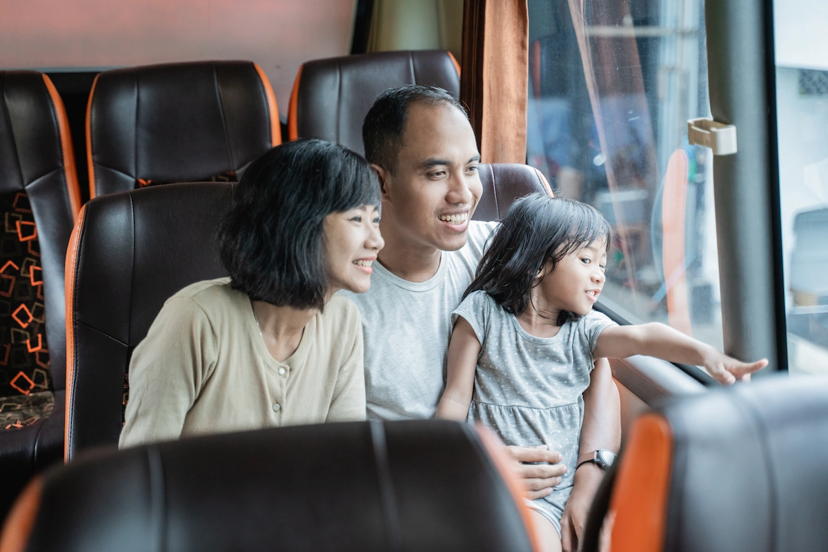 keluarga kecil menaiki bus saat berlibur