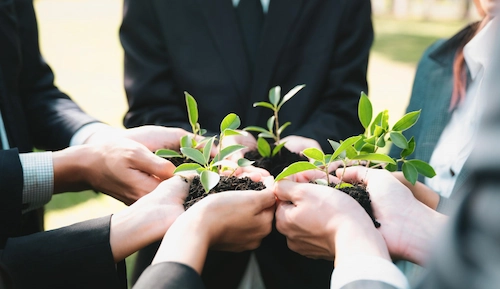 Para pelaku bisnis memegang tanaman sebagai komitmen CSR