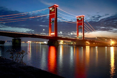Jembatan Ampera di tengah Kota Palembang yang merupakan kota tertua di Indonesia