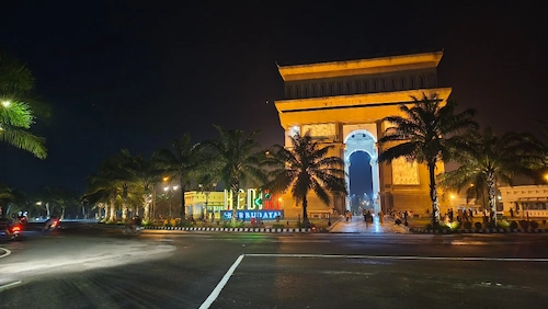 Simpang Lima Gumul yang merupakan landmark Kota Kediri