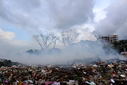 Asap mengepul dari pembakaran sampah