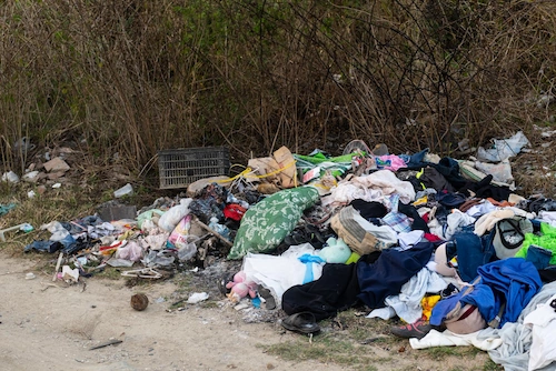 Sampah yang dibuang sembarangan di pinggir jalan